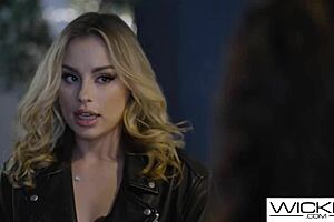 Smokin Hot Anna Claire Clouds Gets Pussy Licked