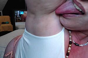 dawnskye1962 lets you explore my sexy body 😘