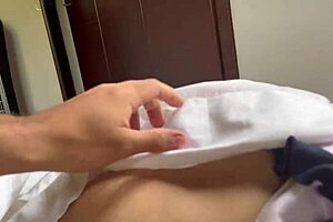 Compartiendo cama con mi hermanastro termina mal