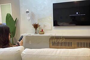 Casada de 18 novinha pede pra o cunhado arrumar a tv - a rola t�o grande e grossa arrebentando essa ninfeta o marido corno adorou receber ela toda arrombada pelo cunhado