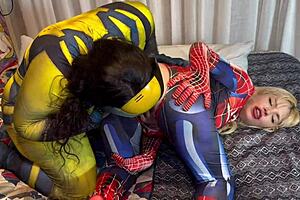 Wolverine and mulher aranha get wild without folds to go home