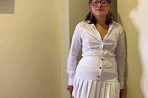 convencí a mi profesora para clases particulares y terminamos follando sin condón 😏