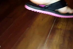 Luh gives an amazing footjob with her feet