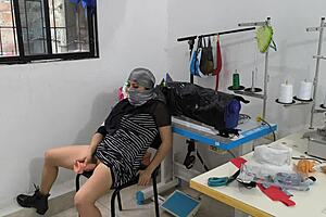 इंडियन सीमस्ट्रेस अपने क्लोदिंग वर्कशॉप में स्वीटली मस्तरबेट करती है