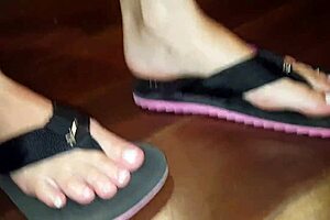 Luh gives an amazing footjob with her feet