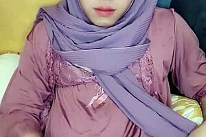 ओह माई गॉड, हिजाब में क्रॉसड्रेसिंग करके अकेले मजा लेना कितना जंगली लगता है!