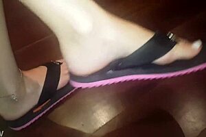 Luh gives an amazing footjob with her feet