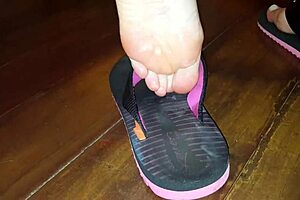 Luh gives an amazing footjob with her feet