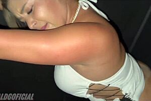 Eu e Minhas Amigas Nos Divertimos no Gloryhole da Casa de Swing Festa da Putaria