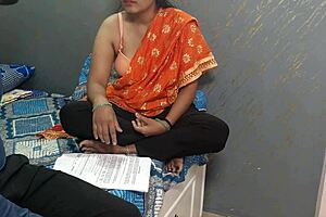 इंडियन सौतेली माँ घर पर अकेली, चूत चाटी और एनल डॉगी