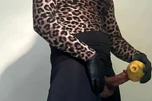 Me Veja Foder Uma Fruta Mamão Pela Primeira Vez Gostei!