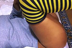 la estudiante seduce al profesor y se lo folla en oficina despues de clases