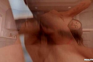 i'm servin hot pie to the neighbr, deepthroatin his cock in the kitchen