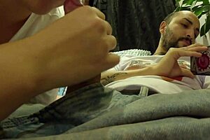 Alcanc� las mil millones de reproducciones en xvideos y mi madrastra me dio este regalo por hacerlo