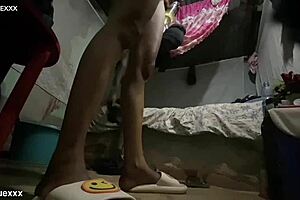 Avec ses longues jambes, sexy miniskirt and beautiful waist in homemade scene.