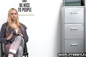 Sarah Vandella horny cop ko stealing ke baad pussy offer karti hai