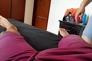 encuentro a mi hijastro masturbándose qué rica polla