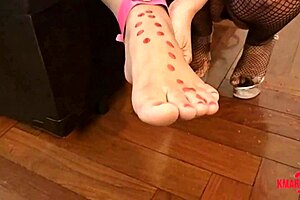 Sessão De BDSM Brincando Com Chicote E Vela Na Submissa