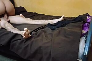 Me follo a mi caliente hermanastra de piel morena por su rico coño apretado