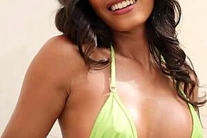 Tanned teen 18+ Putri Cinta squirts all over the camera