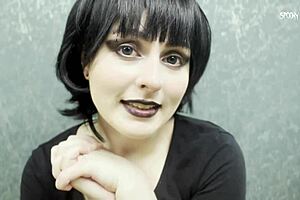 Do you want Mavis Dracula to seduce you into fucking her pussy?