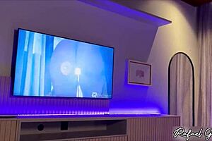 Rabuda gostosa senta forte no pau do dotado e enche a boca de porra quente.