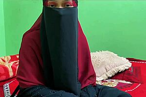 Muslim Bhabhi's Intimate Encounter with Hindu Husband