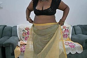 Desi Saree Aunty Boldly Shows Her Tits in Indian Style, So Provocative!