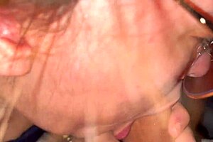 Mi hermanastra me sorpende con una mamada mientras vemos una pelicula ~ argentine hot couple