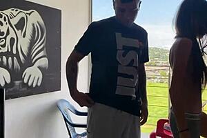 Viendo el pasaje mi hermanastra se pone ganosa d meterle mi gran polla historia completa