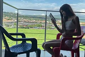 Viendo el pasaje mi hermanastra se pone ganosa d meterle mi gran polla historia completa