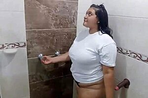 Jugando En El Baño Con La Camiseta De Mi Hermanastro Mientras Me Masturbo