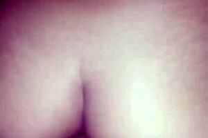 me lo mete por el culo aunque me duela no pares hasta derramar tu leche en mi ano