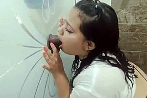 Jugando En El Baño Con La Camiseta De Mi Hermanastro Mientras Me Masturbo