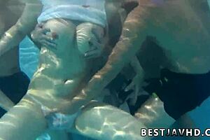 Whoa, Suzuna Komiya gives the wildest blowjob by the pool in this uncensored Japanese group sex 😍