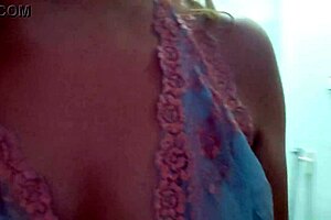 Mulher Se Arrumando Para Entrar Na Live Ao Vivo. Ela Mostra Grandes Tetas E Bunda Brasileira Natural.