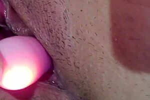 mira como se corre esta chica traviesa masturbandose