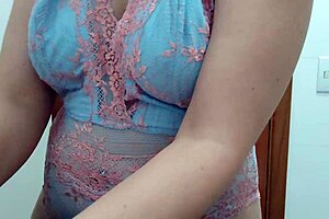 Mulher Se Arrumando Para Entrar Na Live Ao Vivo. Ela Mostra Grandes Tetas E Bunda Brasileira Natural.