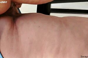 coroa sem calcinha explodindo de tesão