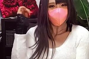 【個撮】マスク美女の女装が配信しながらオナニーする動画