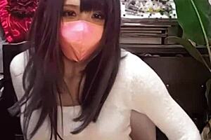 【個撮】マスク美女の女装が配信しながらオナニーする動画