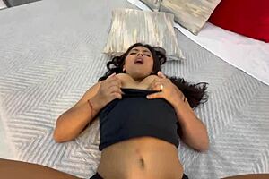 Morena latina se desnuda enfrente de mi