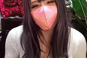 【個撮】マスク美女の女装が配信しながらオナニーする動画