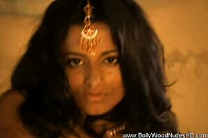 Indian milf dance queen performs erotic solo.