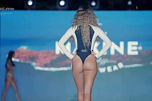 Modelo culonasa shows off her big ass in bikini