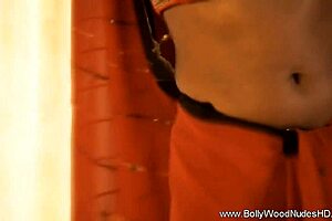 Indian milf dance queen performs erotic solo.