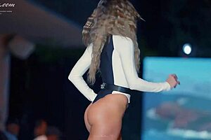Modelo culonasa shows off her big ass in bikini
