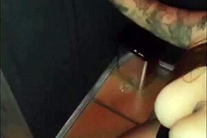 ruiva puta castigada com rola na boca na casa de swing corno fode buceta sem camisinha goza dentro 😈