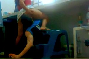 MIENTRAS ESTOY TRABAJANDO EL HIJO DEL PATRÓN ME METE LA VERGA