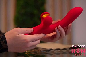 Thick girl masturbates her meaty pussy and squirts at the table